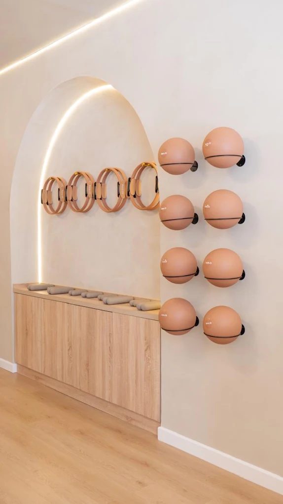 Pared con pelotas y aros de pilates